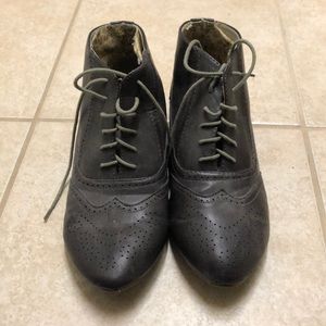 Oxford style gray booties size 8